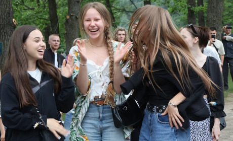 Фудкорт, дитячі забави, концерти і виступ RadioStars – це зібрало сотні людей у міському парку
