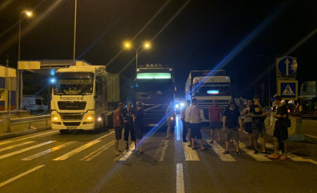 Поруч з Дачним водії фур перекривали вночі дорогу: не хочуть проходити ваговий комплекс