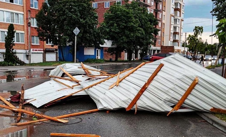 Буревій на Хмельниччині пошкодив будинки та знеструмив понад сотню сіл