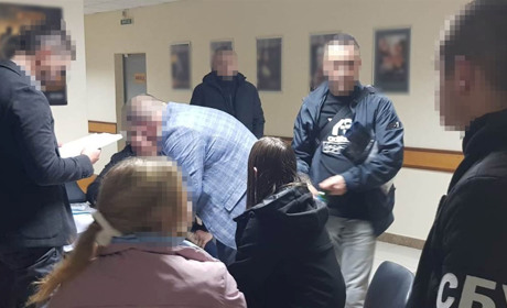 Два депутати та посадовець вимагали мільйонний хабар за збереження посади керівника підприємства