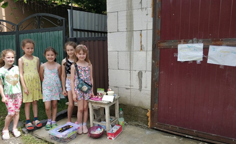 Продають солодощі та лимонад: як діти з Рахова збирають на допомогу ЗСУ