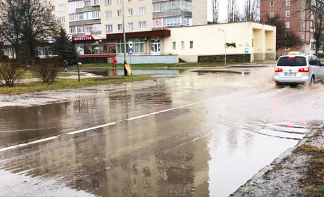 Під час ремонту вулиці Паркової у Вараші забули про зливні стоки. Винні проектанти чи підрядники?