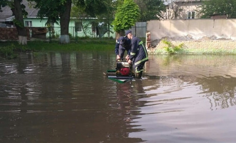 Злива у Старокостянтинові: затопило школу, дитячий садочок і житлові будинки