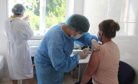 На Городоччині щеплюють вакциною Moderna. Кого саме і які можливі побічні ефекти