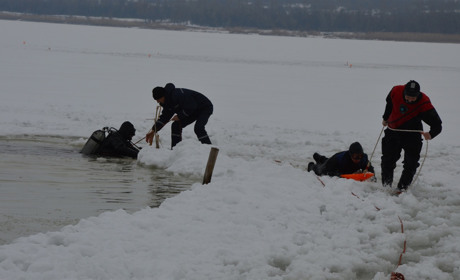 Як водолази на Сватівському водосховищі тренувалися з ополонки людину рятувати