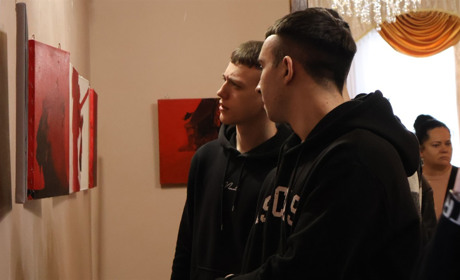 «Художник» загинув, його картини живуть далі: у Сарнах презентували виставку Олега Дробоцького