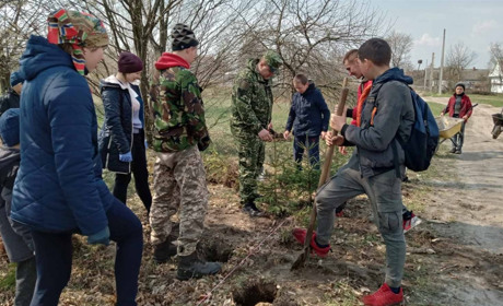 У Хиночах підтримали ідею вчителів закласти у селі власний дендропарк і вже взялися до роботи