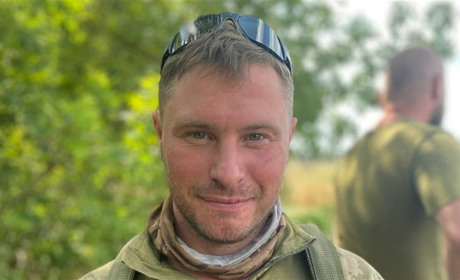 Відомого хореографа, який втратив на війні ногу, поховали на батьківщині батька в Корюківці