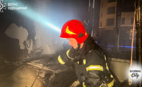 В Одесі у квартирі сталася пожежа: дитина була сама в кімнаті зі свічкою