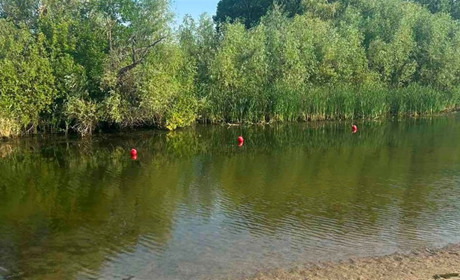 У Біляївці Дитячий пляж відвідали вандали: вирвали і вкрали буйок, понівечили плити