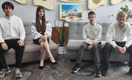 Сорочки, вишиті мамами: особливий випускний проєкт у первомайському ліцеї «Лідер»
