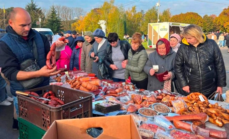 Огляд цін на ринку у Звягелі: овочі, фрукти, молоко та м’ясо
