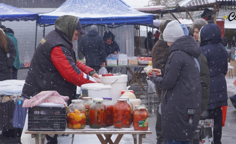 Переяславські торги: продавців виходить мало, свіжі овочі й фрукти дорожчають ВІДЕО