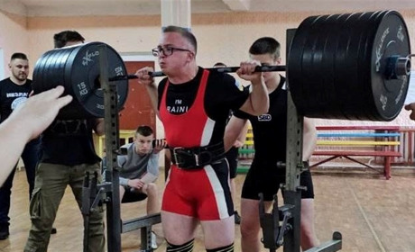 Звягельські силачі позмагалися у Відкритій першості ДЮКФП із присідання зі штангою