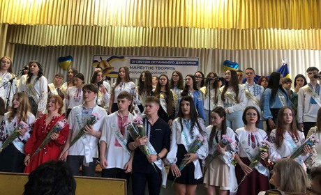 В Барі в місцевих школах для одинадцятикласників віддзвеніли останні дзвінки: фото