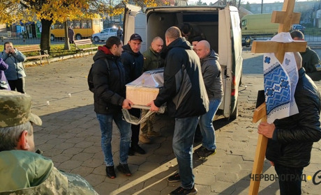 До Червонограда привезли тіло померлого бійця 24-ї бригади Тараса Гургули. ВІДЕО