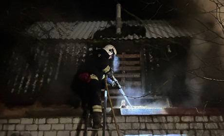 У дачному кооперативі в Глухові вночі сталася пожежа (ФОТО, ВІДЕО)