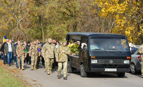 Остання дорога, встелена квітами: у Ставах на Кагарличчині попрощалися з героєм Борисом Бащенком