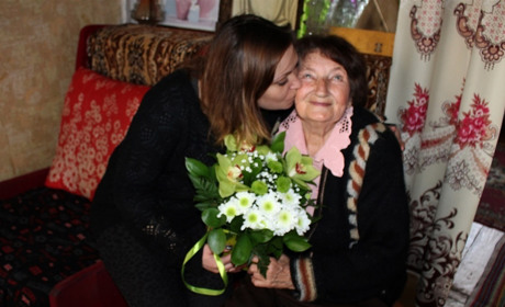 Ее носили в школу на руках. Свой 85-летний юбилей педагог Любовь Шевченко встретила частушками 