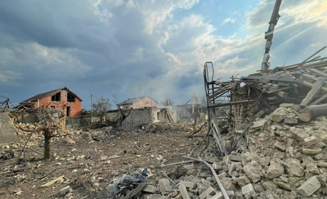 Ворожі обстріли на Херсонщині: пошкоджені будинки, адмінбудівля, автівки