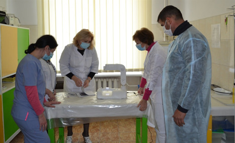 У дитяче відділення Чортківської центральної міської лікарні презетнували пристрій для пошуку вен