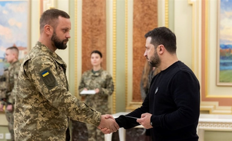Президент вручив сертифікат на квартиру військовому з Сєвєродонецька Олександру Коваленку
