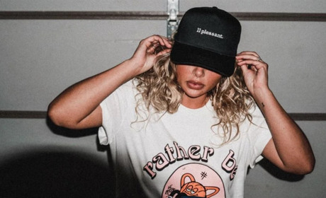 Жіноча бейсболка як стильний акцент чи захист від сонця – коли що важливіше