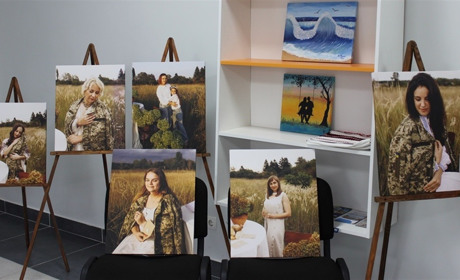 "Вірю. Чекаю. Кохаю": у Звягелі представили виставку світлин про жінок, що чекають чоловіків з війни