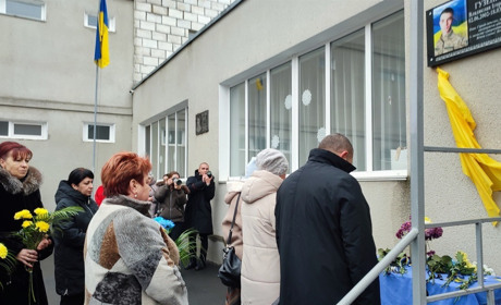 На будівлі школи №10 в Ізмаїлі відкрили меморіальну дошку полеглому герою Владиславу Гузенку