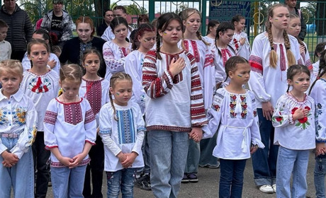 День вишиванки у Біляївці відзначили Гімном, флешмобом, зворушливим виступом дружини загиблого воїна