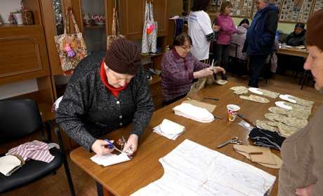 В Іудейській громаді виготовляють рукавиці для військових та іграшки для онкохворих дітей