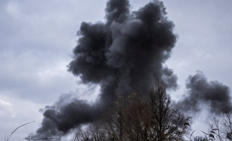 Є влучання в адмінбудівлю: російські війська атакували центр Чернігова