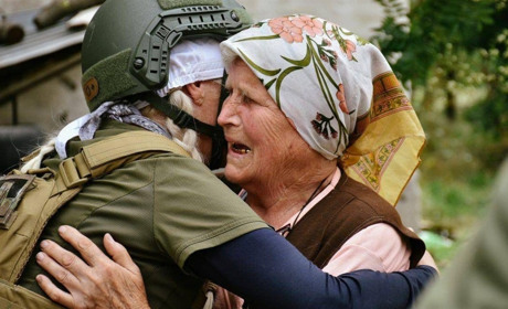 Зі сльозами, домашньою їжею та прапорами: звільнений Південь зустрічає ЗСУ