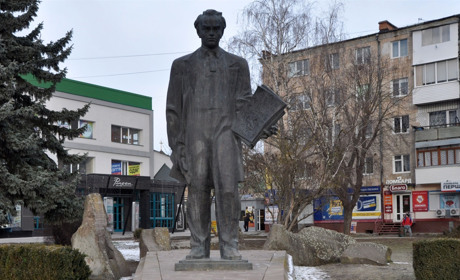 Які таємниці приховує пам`ятник Кобзареві у центрі Чорткова?