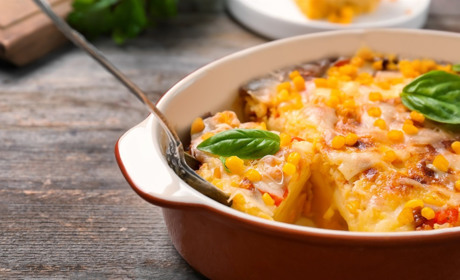 Запіканка з кукурудзою, помідорами та беконом: ідеальна страва для літнього пікніка