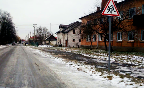Чи слизько у Володимирці в ожеледицю? Відеомоніторинг вулиць і доріг біля центру селища 31 грудня 