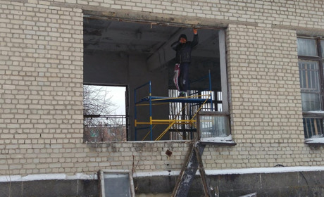В спортзале Тошковского учебного заведения начали замену окон