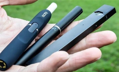 В Україні хочуть заборонити вейпи, які все частіше курить молодь