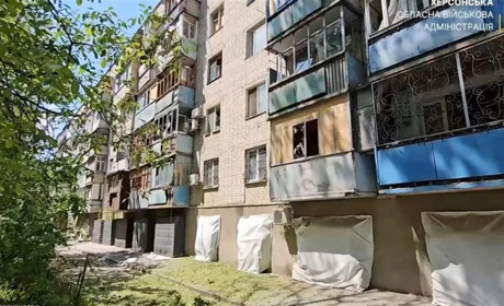 Ворог удень атакував Херсон з артилерії: є руйнування та постраждалі (відео)