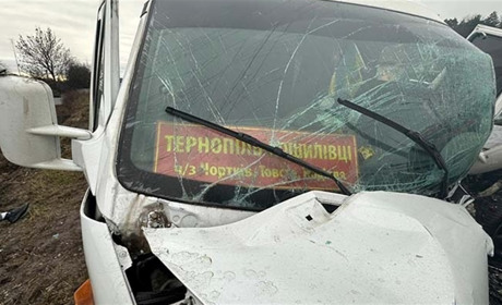 У масштабну автопригоду потрапив мікроавтобус, що курсує через Чортків
