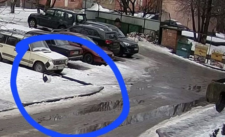 Водія, який збив електроопору у Жмеринці, запрошують з'явитися до відділу благоустрою міста