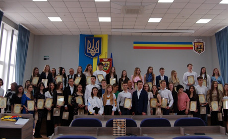 За вами — майбутнє, наша громада і Україна! Хай вам щастить у житті!!!!