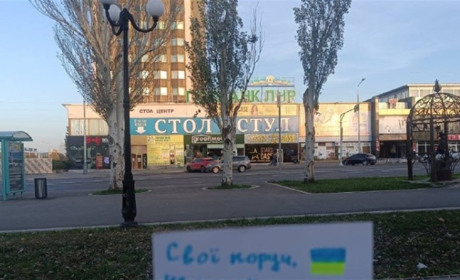 Окупанти в шоці. Під Луганськом сталися прильоти, у центрі міста рясніють жовті стрічки спротиву