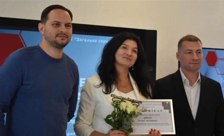 «Впевнена, що це правильне рішення»: педагогиня із Сарн передасть освітянську премію військовим