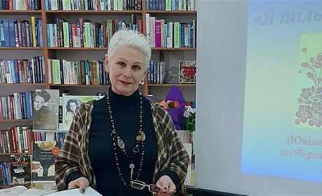 «Це благодійність»: жовтоводська письменниця передала 16 кг книжок у херсонську бібліотеку