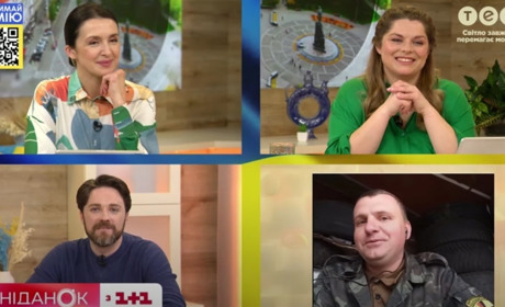На "1+1" показали сюжет про переяславського вчителя, який проводить онлайн-уроки прямо на блокпості