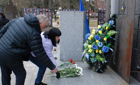 В День українського добровольця у Шостці поклали квіти до меморіалу загиблим воїнам