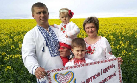 Родину з Глухова відзначили за патріотичне фото у Міжнародному конкурсі
