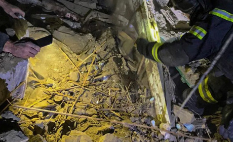 Російський обстріл зруйнував будинок у Херсоні — є загиблі та поранені