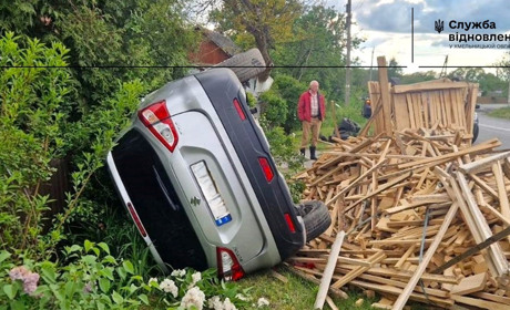 На Славутчині автомобіль перевернувся та пошкодив домоволодіння
